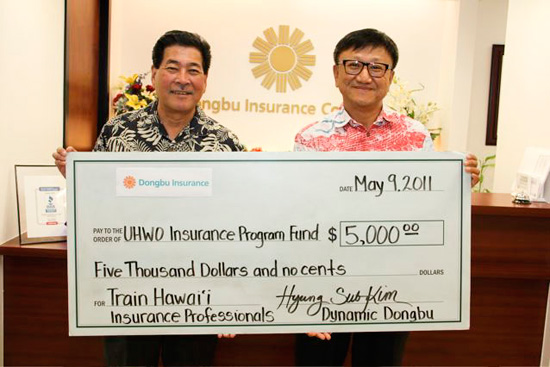 PHOTO CAPTION (L to R) Dongbu Insurance: Gene Awakuni, chancellor, UH West O‘ahu; Hyung Sub Kim, U.S. branch manager, Dongbu Insurance PHOTOS BY Tino Valdez, UHWest Oʻahu