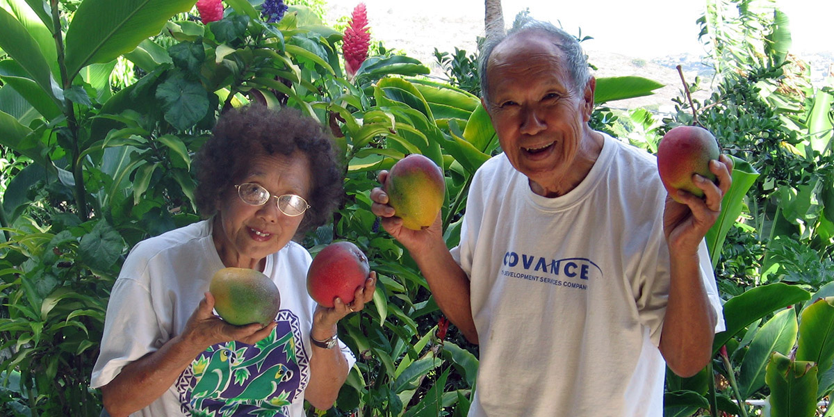 Vernon and Yun Soong Jim with mangoes